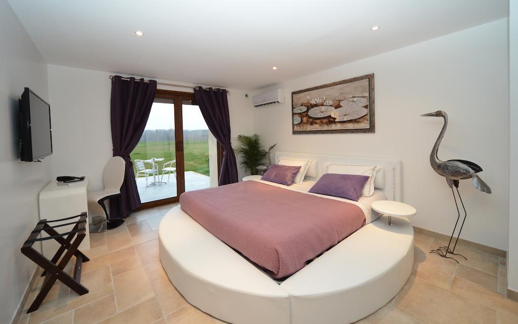 Bed and Breakfast Domaine De La Garde Vonnas Camera foto