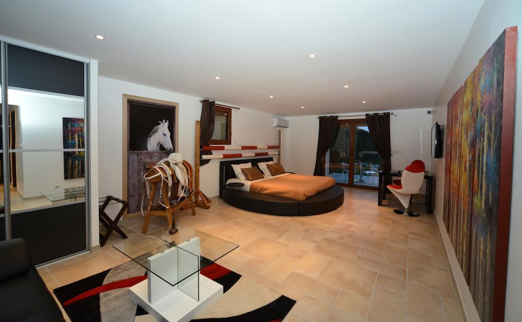 Bed and Breakfast Domaine De La Garde Vonnas Camera foto